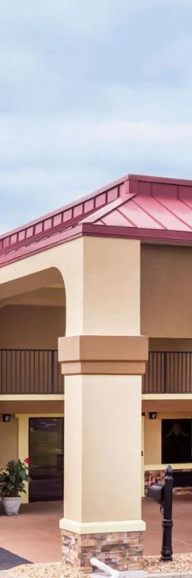 Days Inn & Suites by Wyndham Warner Robins Near Robins AFB，位于华纳罗宾斯的酒店