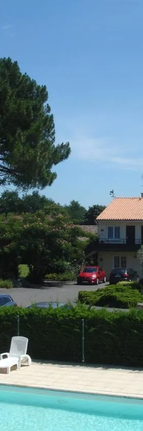 Hôtel Restaurant Les Bruyères，位于雅莱地区圣梅达尔的酒店