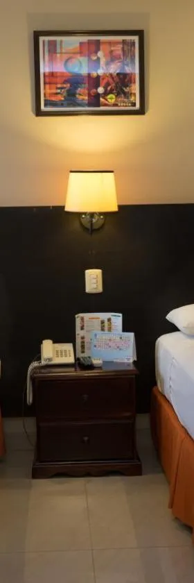 Hotel Los Almendros，位于曼塔的酒店