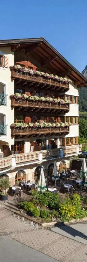 Das Traditionshotel Schwarzer Adler，位于坦海姆的酒店