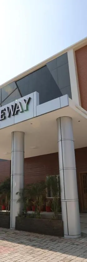 Hotel Golden Gateway，位于韦洛尔的酒店