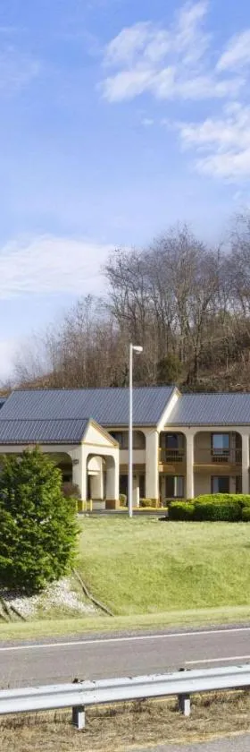 Super 8 by Wyndham Fort Chiswell Wytheville Area，位于Max Meadows的酒店