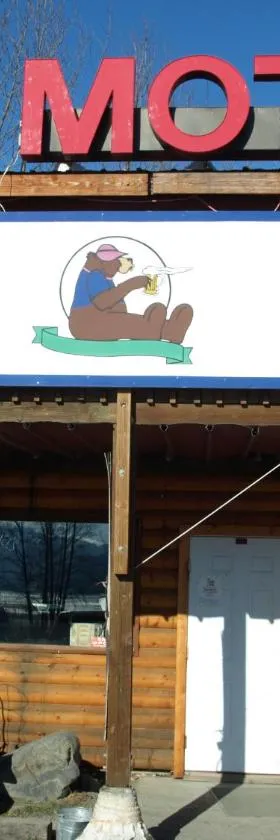 Brown Bear Saloon & Motel，位于Bird Creek的酒店