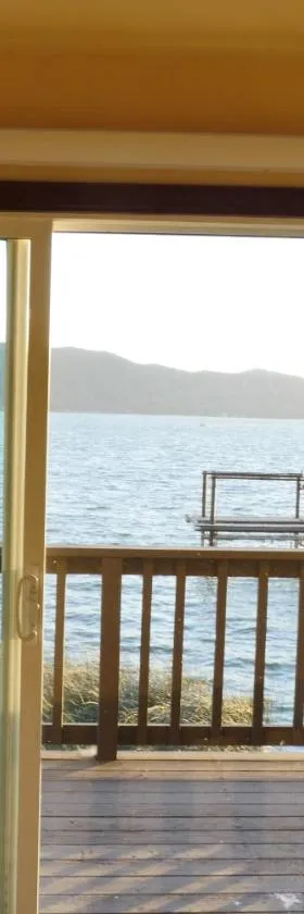 Overlooking clearlake from the living room，位于克利尔莱克的酒店