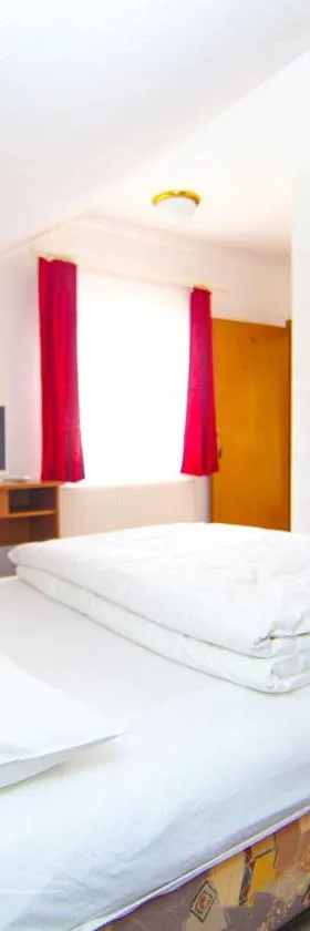 Hard Rock Rooms for two，位于利夫诺的酒店