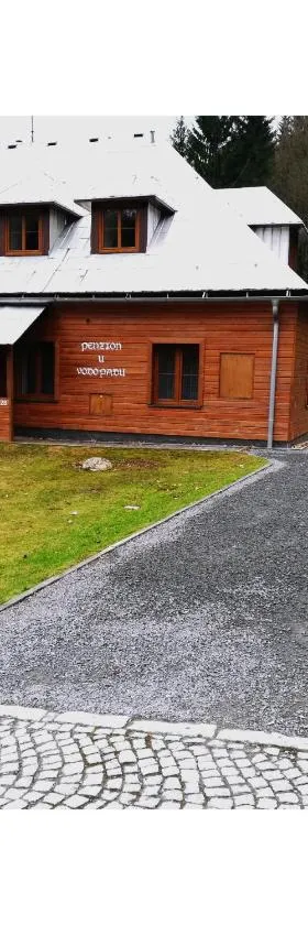 Penzion u Vodopádu，位于卡尔洛瓦斯图丹卡的酒店