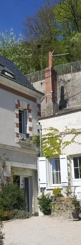 Les Troglos de la Tufolière，位于罗什科尔邦的酒店
