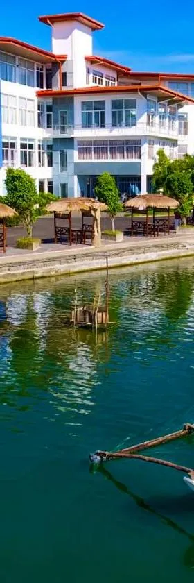 东泻湖酒店，位于拜蒂克洛的酒店