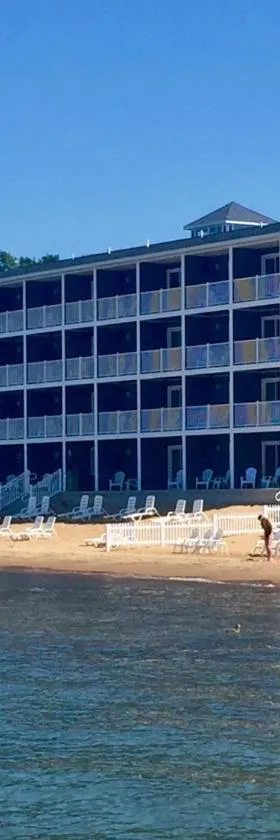 The Baywatch Resort，位于特拉弗斯城的酒店