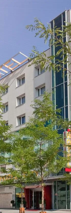 城市酒店，位于菲拉赫的酒店
