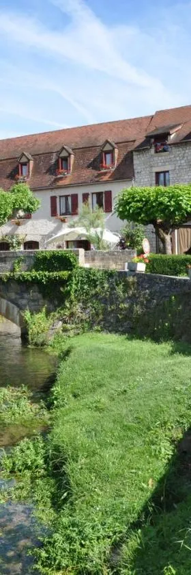 Logis Hotels - Auberge de l'Île - Hôtel 3 étoiles et Restaurant，位于Creysse的酒店