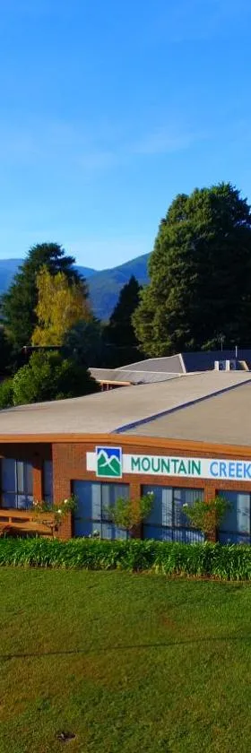 Mountain Creek Motel Bar & Restaurant，位于芒特比尤蒂的酒店