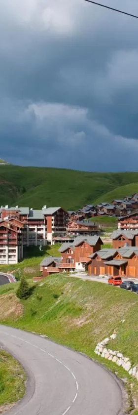 Madame Vacances les Chalets des Alpages，位于拉普拉涅的酒店