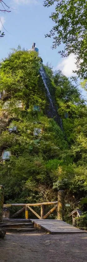Huilo Huilo Montaña Mágica，位于惠洛惠洛的酒店