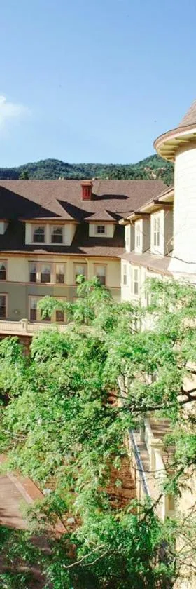 派克峰悬崖屋酒店，位于马尼温泉的酒店