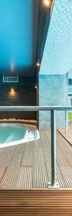 Hotel Brise de Mer - Piscine intérieure & extérieure，位于圣拉斐尔的酒店