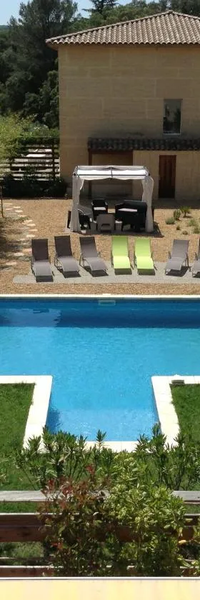 Villa La Charmeuse Fleurie，位于Collias的酒店