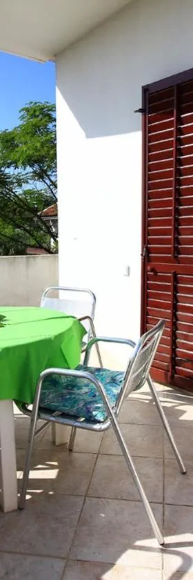 Apartman Dino，位于穆泰尔岛的酒店