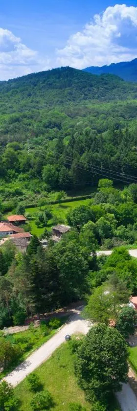 Guest Houses Apriltsi，位于Kravenik的酒店