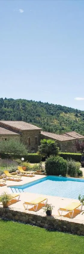Logis Hôtel Restaurant Le Chêne Vert，位于Rocher的酒店