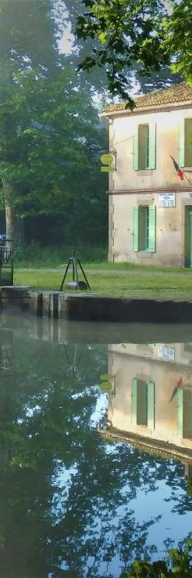 La Bonne Planque - Maison éclusière de la Domergue Canal du Midi，位于Mas-Saintes-Puelles的酒店