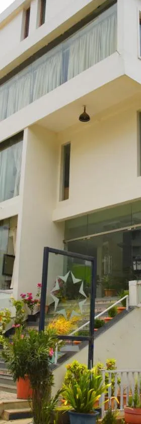 Hotel Highnest，位于Singapperumālkovil的酒店