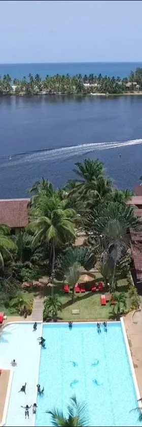 Hotel Coucoue Lodge，位于阿西尼的酒店
