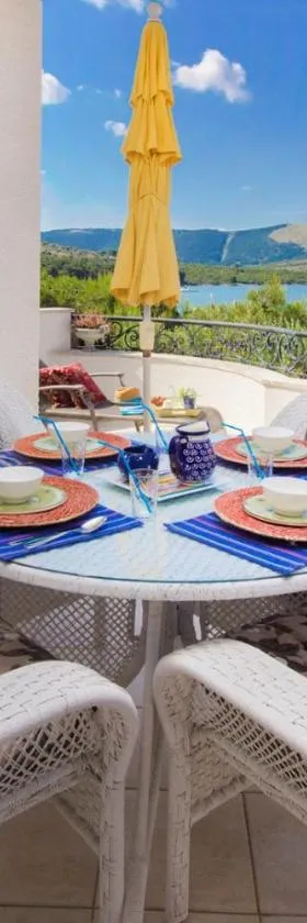 Sea Breeze - Front Sea Apartment，位于扎博里克的酒店