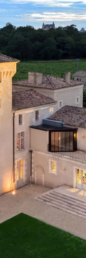 Château Lafaurie-Peyraguey Hôtel & Restaurant LALIQUE，位于Bommes的酒店