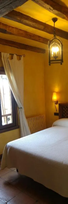 波萨达卡莱拉酒点，位于Valle De Villaverde的酒店