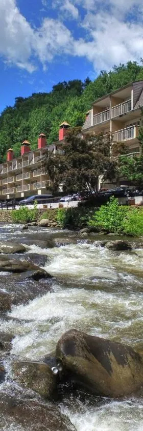 Gatlinburg River Inn，位于加特林堡的酒店