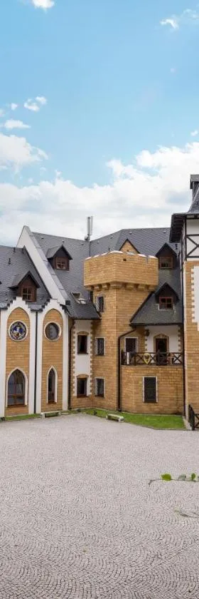 Zámek Lužec Spa & Wellness Resort，位于卡罗维发利的酒店