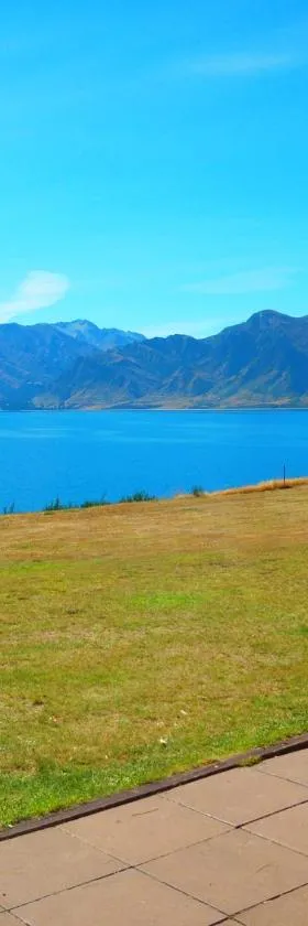 Lakefront Bellevue Lake Hawea Wanaka，位于哈威亚湖的酒店