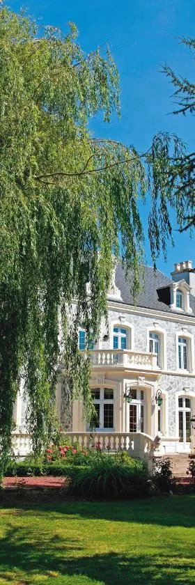 Logis Hôtel & Restaurant - Le Château Des Tourelles 3 étoiles，位于勒瓦斯特的酒店