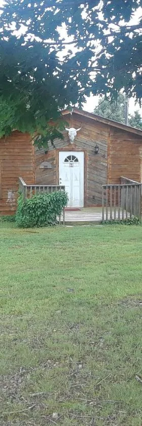 Cedar cabin located on a buffalo farm，位于Marshall的酒店