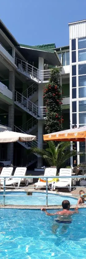Green House Hotel，位于科布列季的酒店