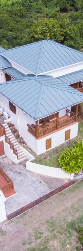 Two Bays Beach Villa, Apartment, and Studios，位于Crochu的酒店