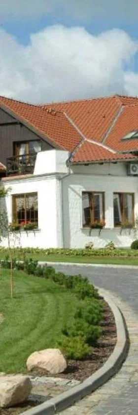 Hotel Dworek nad Regą，位于Trzebiatów nad Regą的酒店