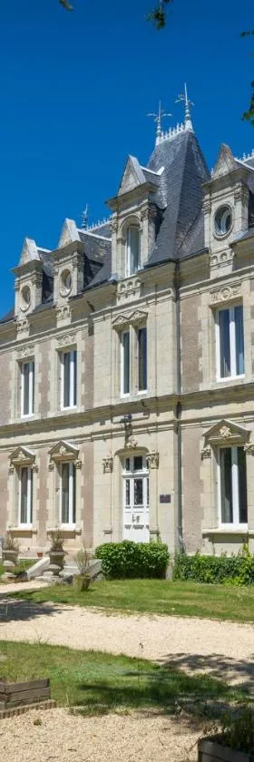 Domaine de Presle Saumur, The Originals Relais，位于迪斯特里的酒店