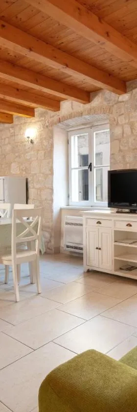 Villa Mama - Traditional Apartments in Omis, free parking，位于奥米什的酒店