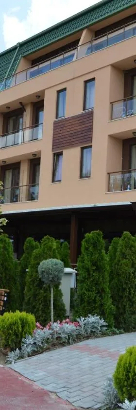 Camp and Pool，位于克兰内沃的酒店