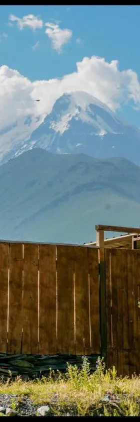 Snoveli Kazbegi Stepantsminda，位于Sno的酒店