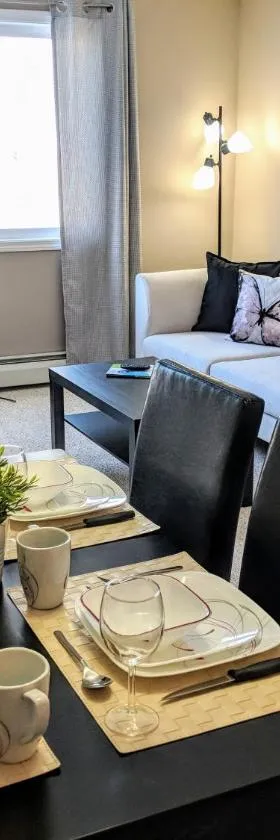 Quiet 2 Bed 2 Bath close to Westview Hospital，位于Stony Plain的酒店