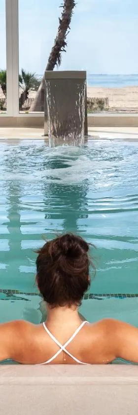 Hotel Montecarlo Spa & Wellness，位于罗萨斯的酒店