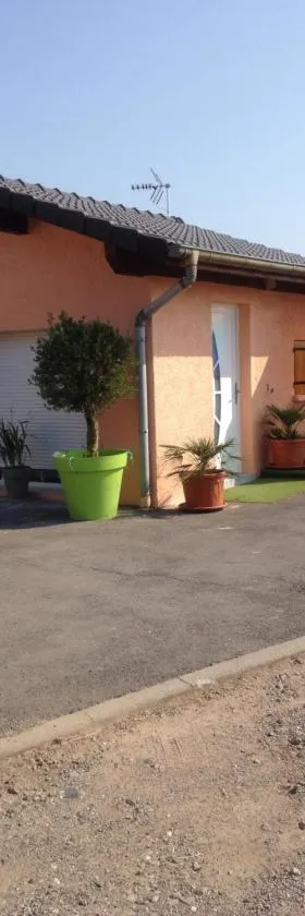 cosy logement à la campagne，位于Marthille的酒店