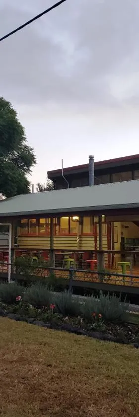 圣诞溪咖啡厅及小木屋，位于Lamington的酒店