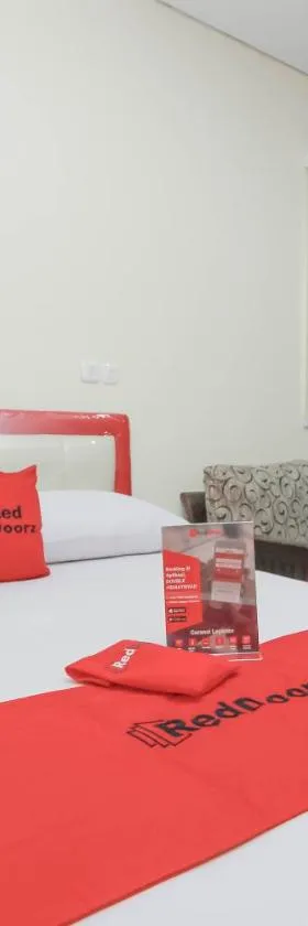 RedDoorz Plus @ Jalan Pemuda Jakarta，位于雅加达的酒店