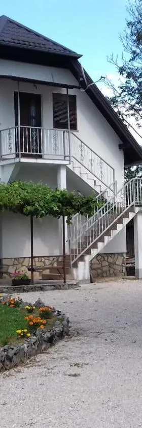 鲁克提可旅馆，位于拉斯托瓦卡的酒店