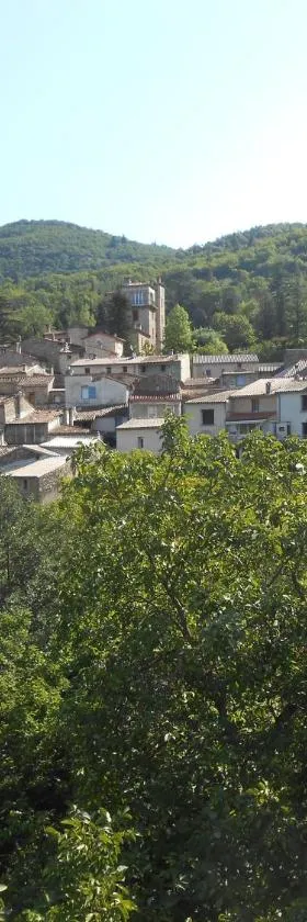 Le Merlanson chambres d'hôtes，位于Bez-et-Esparon的酒店
