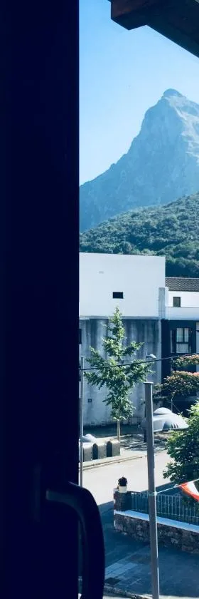 Hotel Río Asón，位于拉马莱斯德拉维克托里亚的酒店